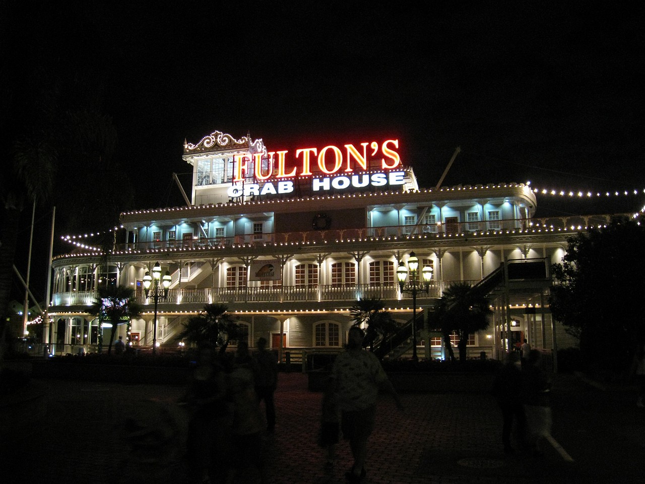 Vacation 2007-12 - Beaches Disney Hotels 0646.jpg - On the 2007-08 Florida vacation we visited beaches from Fort Myers to Sanibel Island sampling local food along the way. Green water and white sugar beaches! Arriving at Disney World we visited several of the theme resorts.